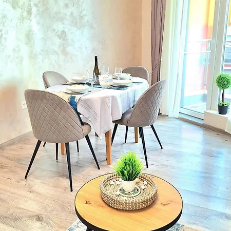 شقة Breeze Retreate With Balcony & Parking Lot *